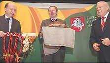 &bdquo;Metų gaminio&ldquo; laureatai atsiėmė medalius, o premjerui A.Kubiliui (kairėje) visų &scaron;alies gamintojų vardu įteikta speciali &bdquo;antikrizinė&ldquo; dovana.