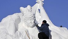 Sniego meistrai kuria įspūdingas sniego skulptūras Kinijoje.