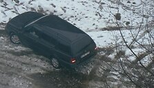 6 pažeidėjai &ndash; 2 &bdquo;Volswagen&ldquo;, BMW, &bdquo;Audi&ldquo;, &bdquo;Mercedes&ldquo; ir &bdquo;Mitsubishi Pajero&ldquo;, važinėję per pievas bei pėsčiųjų takus.