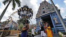 Kvala Lumpūre, Malaizijos sostinėje, &scaron;venčiamas kasmetinis &bdquo;Thaipusam&ldquo; festivalis. Jis skirtas paminėti jauniausio dievo &Scaron;ivos ir jos žmonos deivės Parvatės sūnaus Murugano gimimą.