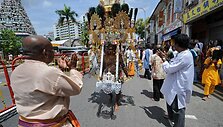 Kvala Lumpūre, Malaizijos sostinėje, &scaron;venčiamas kasmetinis &bdquo;Thaipusam&ldquo; festivalis. Jis skirtas paminėti jauniausio dievo &Scaron;ivos ir jos žmonos deivės Parvatės sūnaus Murugano gimimą.