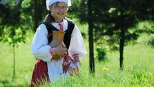 Tautiniais drabužiais pasipuo&scaron;usi mergaitė 