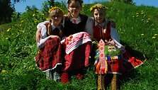 Tautiniais drabužiais pasipuo&scaron;usios mergaitės