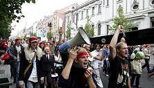 Tradicinė VU dėstytojų ir studentų eisena i&scaron; Savivaldybės aik&scaron;tės Gedimino prospektu, &Scaron;ventaragio, Pilies ir &Scaron;v. Jono gatvėmis link Universiteto Centrinių rūmų.