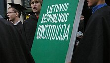 VU Teisės fakulteto studentai ne&scaron;asi didžiulią Konstituciją. 