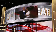 Donaldas Trumpas pristatė savo žmoną Melanią.