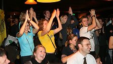 Spalio 6-osios vakarą Laisvės alėjoje skambėjo i&scaron; baro &bdquo;Džem&rsquo;pub&ldquo; sklindančiais džiugiais &scaron;ūksniais, &scaron;urmuliu ir smagių pasirodymų garsais.