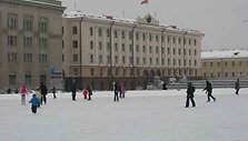 Baltarusijoje vyksiančių &scaron;alies vadovo rinkimų i&scaron;vakarėse vieni žvalgosi kandidatų stenduose, kiti renkasi čiuožinėjimą ant ledo.