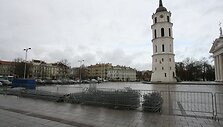 Katedros aik&scaron;tėje darbininkai jau montuoja pagrindinę miesto Kalėdų puo&scaron;meną. 
