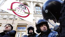 Protestuojantis jaunimas reikalauja &scaron;alies &scaron;vietimo ir sporto reikalų ministro Dmitrijaus Tabačnyko atsistatydinimo. 