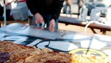 KTU InfoSA nariai i&scaron;kepė didžiausią studenti&scaron;ką picą.