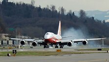 Ilgiausias keleivinis lėktuvas &bdquo;Boeing 747-8 Intercontinental&ldquo;  atliko pirmąjį skrydį.