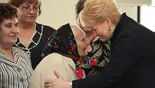 Prezidentė Dalia Grybauskaitė daugiavaikėms motinoms įteikė valstybinius apdovanojimus.