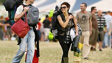 Didžiojoje Britanijoje vykstantis Glastonberio festivalis kasmet sutraukia daugiau kaip 100 tūkst. žmonių, jis populiarus savo &scaron;okiais purve ir garsiausių atlikėjų pasirodymais.