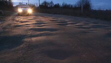 Pa&scaron;alus greideris į Bani&scaron;kių gatvę nebeužsuka, todėl gyventojai turi gerokai pasikratyti važiuodami per i&scaron;mu&scaron;tas duobes. 