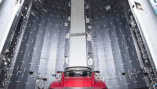 Elonas Muskas parodė, kaip atrodo vy&scaron;ninis &bdquo;Tesla Roadster&ldquo;, ruo&scaron;iamas paleidimui į kosmosą. 