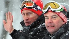 Rusijos prezidentas D.Medvedevas (de&scaron;inėje) ir premjeras V.Putinas leido laiką Krasnaja Polianos kurorte netoli Sočio, kuriame vyks 2014 metų žiemos olimpiada.