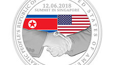 Singapūre nukaldintas medalionas, kuriame įamžintas D.Trumpo ir Kim Jong Uno susitikimas.