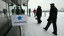 Žmonės į &bdquo;Žalgirio&ldquo; arenos komercines patalpas ėmė rinktis apie 15 valandą.