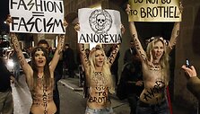 Aktyvistės bandė sužlugdyti &bdquo;Versace&ldquo; mados namų pristatymą.