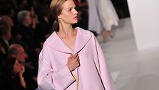 &bdquo;Jil Sander&ldquo; mados namų dizainerio Rafo Simonso modelis.