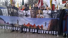 Akimirka prie&scaron; eitynes