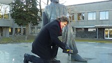 Aktorius ir mokytojas Vidmantas Fijalkauskas surengė akciją &bdquo;Nuvalykime batus Juozui Miltiniui&ldquo;.