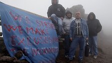 Vyrai protestuoja dėl tarnybos praradimo.