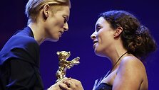 Vertinimo komisijos pirmininkė Tilda Swinton apdovanoja režisierę Claudia Llosa.