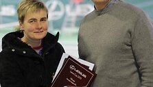 40+ grupės I vietos laimėtoja Piret Ilves ir &bdquo;Lexus Vilnius&ldquo; vadovas Edmundas Povilauskas
