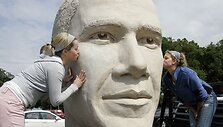 Milžini&scaron;kas Obamos biustas keliauja per JAV valstijas.