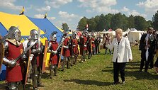 D.Grybauskaitė sveikinasi su kariais.