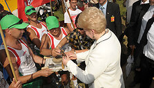 D.Grybauskaitė bėgikams perduoda kapsulę su žeme i&scaron; Žalgirio mū&scaron;io lauko