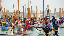Kostiumais pasipuo&scaron;ę Venecijos gyventojai plaukė Didžiuoju kanalu.