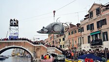 Kostiumais pasipuo&scaron;ę Venecijos gyventojai plaukė Didžiuoju kanalu.