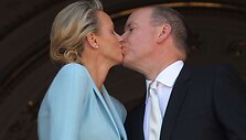 Kunigaik&scaron;čio Alberto II iu Charlene Wittstock bučinys po civilinės santuokos penktadienį