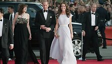 Princas Williamas ir Catherine žengė raudonu kilimu.