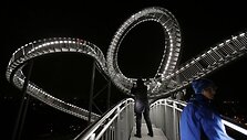 Skulptūra &bdquo;Tiger and Turtle &ndash; Magic Mountain&ldquo;  (&bdquo;Tigras ir vėžlys &ndash; Magi&scaron;kasis kalnas&ldquo;)