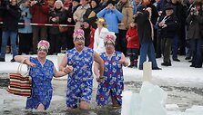 Keli &bdquo;ruonių&ldquo; klubo nariai įsikūnijo į namų &scaron;eimininkių vaidmenis.