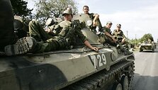 &bdquo;Reuters&ldquo; fotografas prie Gruzijos miesto Zugdidžio suskaičiavo 104 karines ma&scaron;inas.