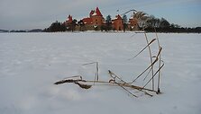 Žiema Trakuose: ledo sukaustytas Galvės ežeras ir Trakų pilis