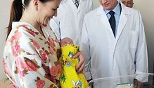 Septyniamilijardasis pasaulio žmogus, jo mama Jelena Nikolajeva ir Vladimiras Putinas