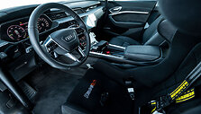 &bdquo;Audi e-tron&ldquo; i&scaron;bandytas kalnų slidinėjimo trasoje: kopė 85 proc. statumo &scaron;laitu