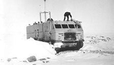 Detalės i&scaron; karinės pramonės sniegaeigiui suteikė tvirtumo. (Southpolestation.com)