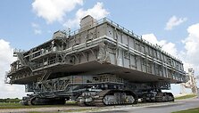 Mobili raketų paleidimo platforma keliauja atgal po sėkmingo raketos starto (geriau įsižiūrėję galite pastebėti ir milžini&scaron;kus i&scaron;metimo vamzdžius). ( NASA/Kim Shiflett, Wikimedia)