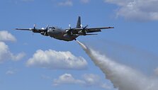 Gaisrus gesina JAV kariniai lėktuvai C-130
