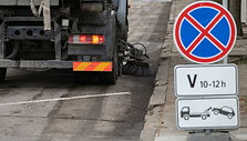 I&scaron;vežami sostinės gatves trukdantys valyti automobiliai