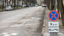 I&scaron;vežami sostinės gatves trukdantys valyti automobiliai