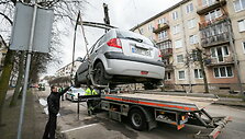 I&scaron;vežami sostinės gatves trukdantys valyti automobiliai