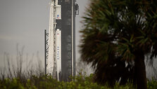 &bdquo;SpaceX&ldquo; raketa į kosmosą gabens astronautus  Robertą Behnkeną ir 53-ejų Douglasą Hurleyjų
